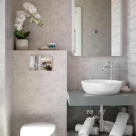 Apartment 81 *